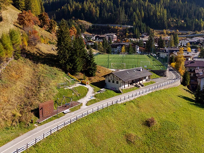 Fußballplatz mit Kunstrasen / Umkleidegebeude in Wolkenstein in Gröden