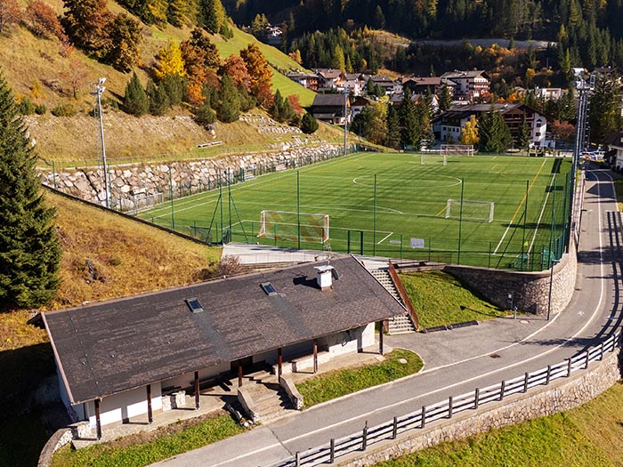 Moderno campo da calcio a Selva Gardena